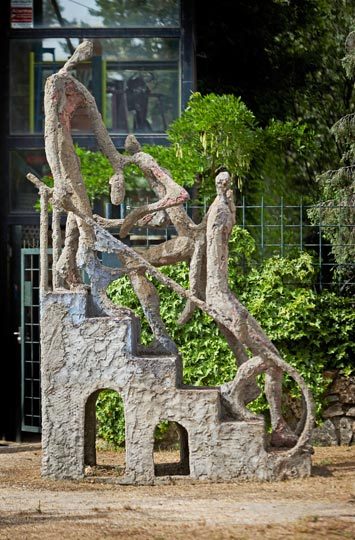 Escultura Berrutti entorno de la fundación
